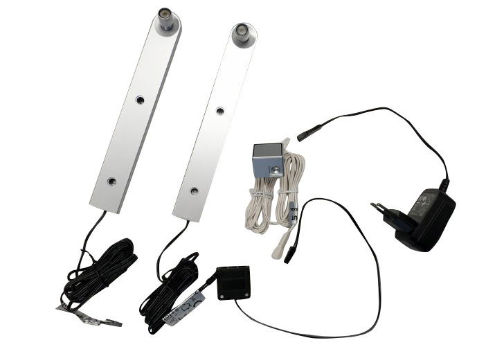 Zwei silberne LED-Leisten mit Kabeln und Netzteil, von oben betrachtet.