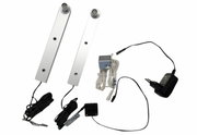 Twee zilveren ledstrips met kabels en voeding, gezien van bovenaf.