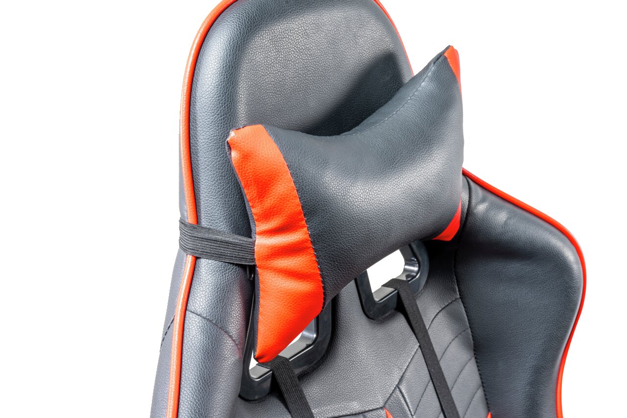 XORA Gaming Stuhl BETTZY Nahaufnahme eines schwarz-roten Gaming-Stuhls mit Kopfstütze, seitliche Perspektive.