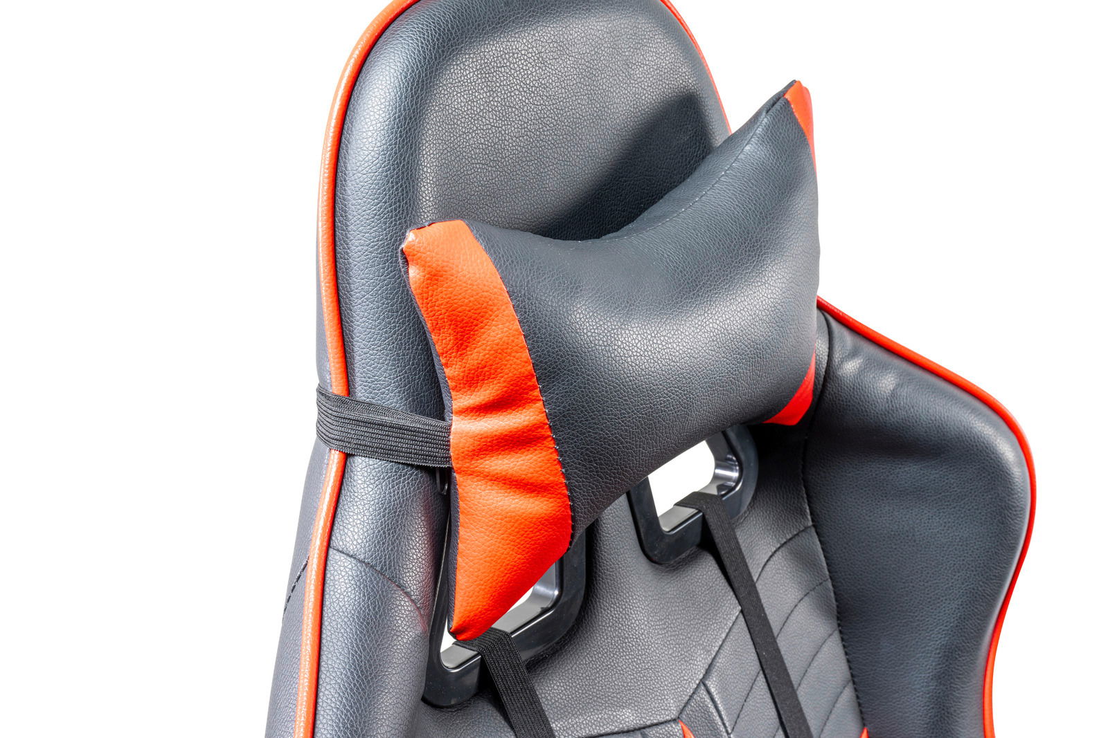 Nahaufnahme eines schwarz-roten Gaming-Stuhls mit Kopfstütze, seitliche Perspektive.