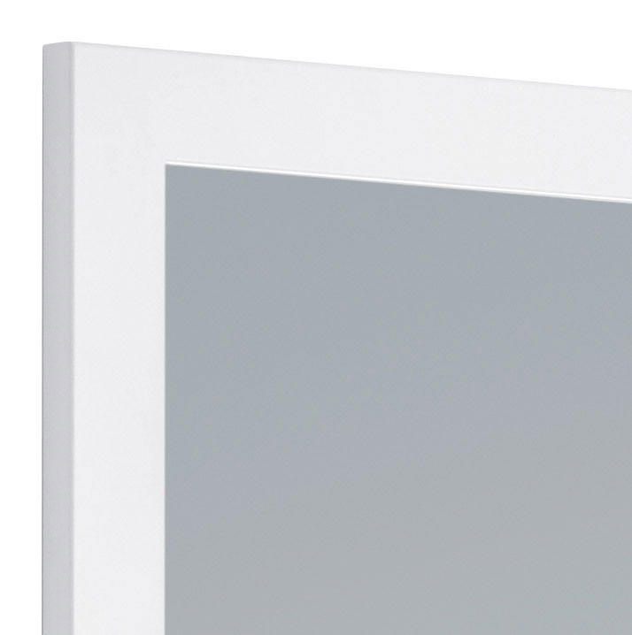 Nahaufnahme eines rechteckigen Spiegels mit weißem Rahmen, perspektivisch von der Seite aufgenommen.