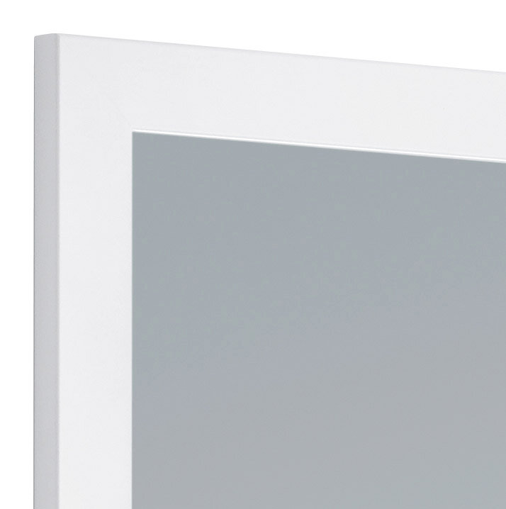 Nahaufnahme eines rechteckigen Spiegels mit weißem Rahmen, perspektivisch von der Seite aufgenommen.