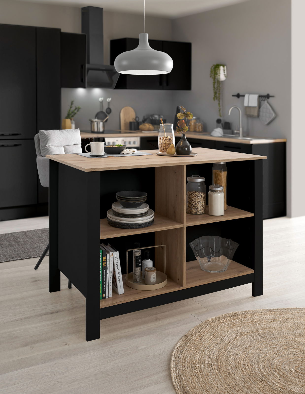 Moderne Kücheninsel mit schwarzem Rahmen und Holzregalen, frontal betrachtet. Dekoriert mit Geschirr, Gläsern und Büchern.