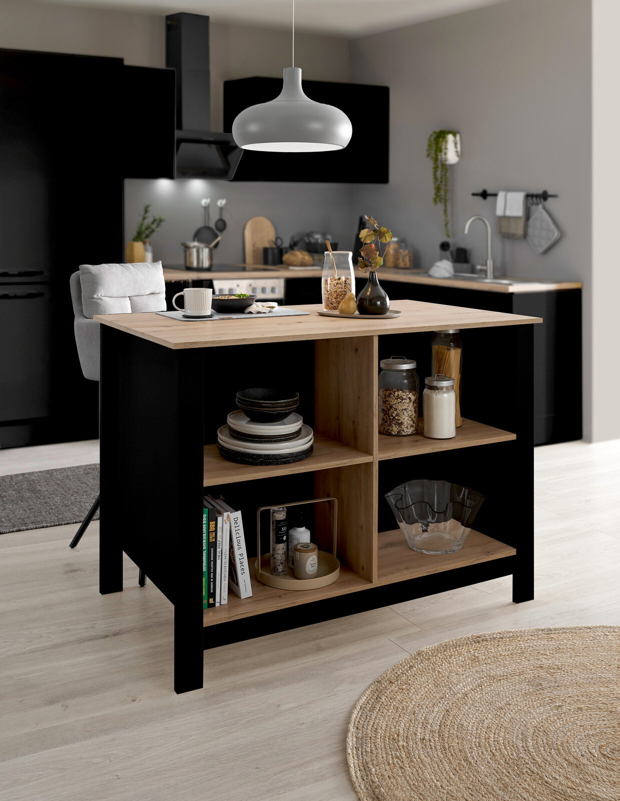 Moderne Kücheninsel mit schwarzem Rahmen und Holzregalen, frontal betrachtet. Dekoriert mit Geschirr, Gläsern und Büchern.