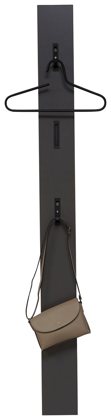 Garderobenpaneel in schwarzer Farbe mit einem Kleiderbügel und einer Handtasche, frontal betrachtet.