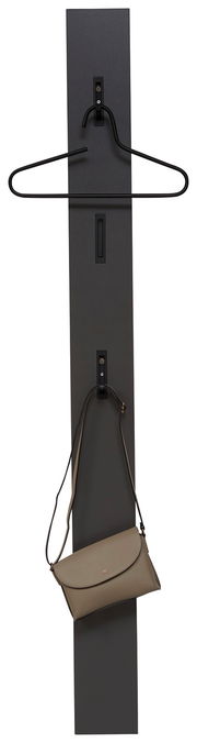 Garderobenpaneel in schwarzer Farbe mit einem Kleiderbügel und einer Handtasche, frontal betrachtet.