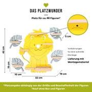 Frontansicht eines gelben, löwenförmigen Wandregals aus Holz mit mehreren kleinen Ablagen und einer großen Schale unten, ca. 42 cm hoch und 32 cm breit, mit vorgebohrten Löchern und Montagematerial; Platz für ca. 48 Figuren.