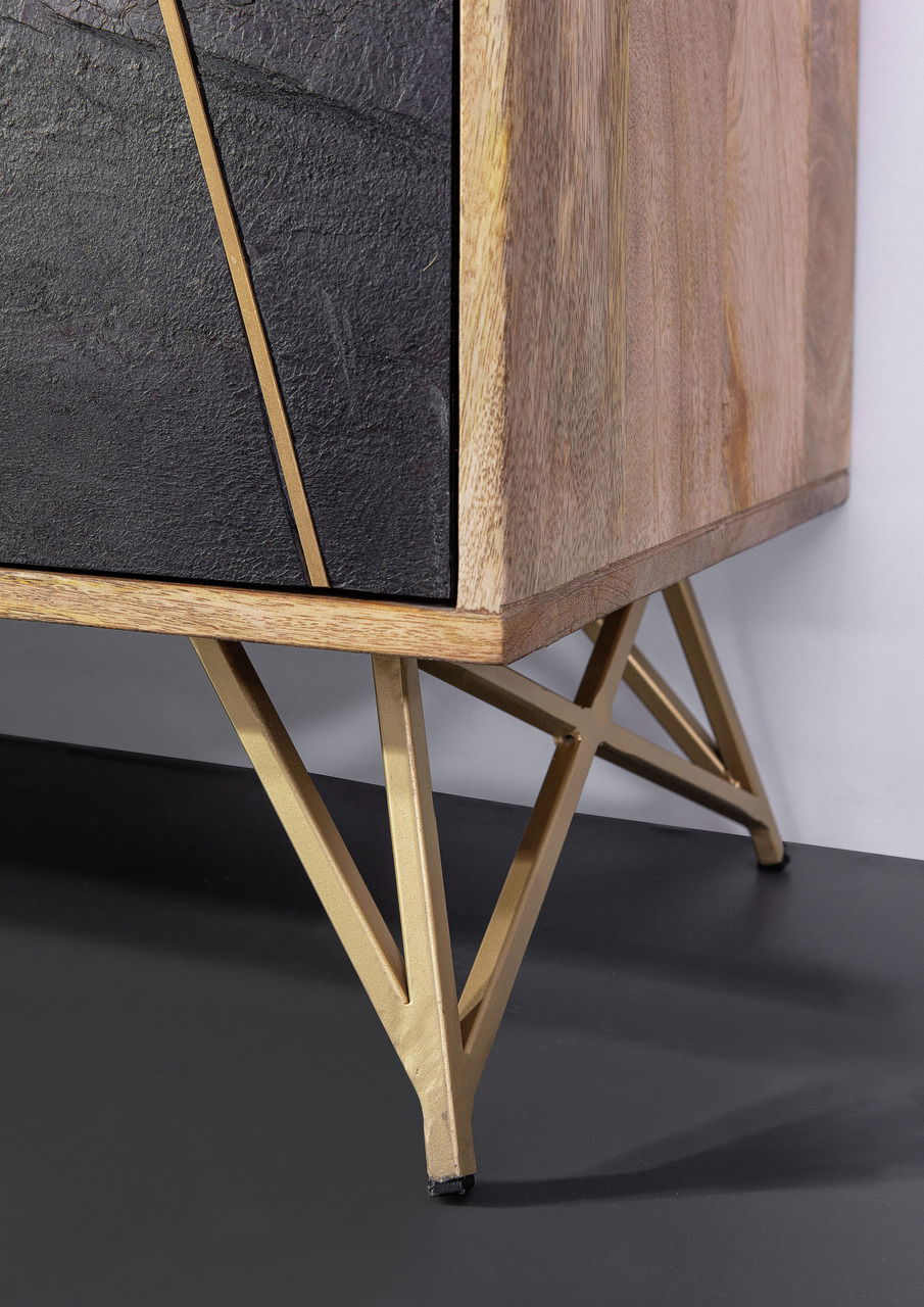 Nahaufnahme eines Sideboards mit geometrischen Metallbeinen und einer Kombination aus Holz- und Steinelementen, seitliche Perspektive.
