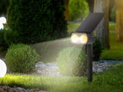 Solarleuchte im Garten bei Nacht, seitliche Perspektive