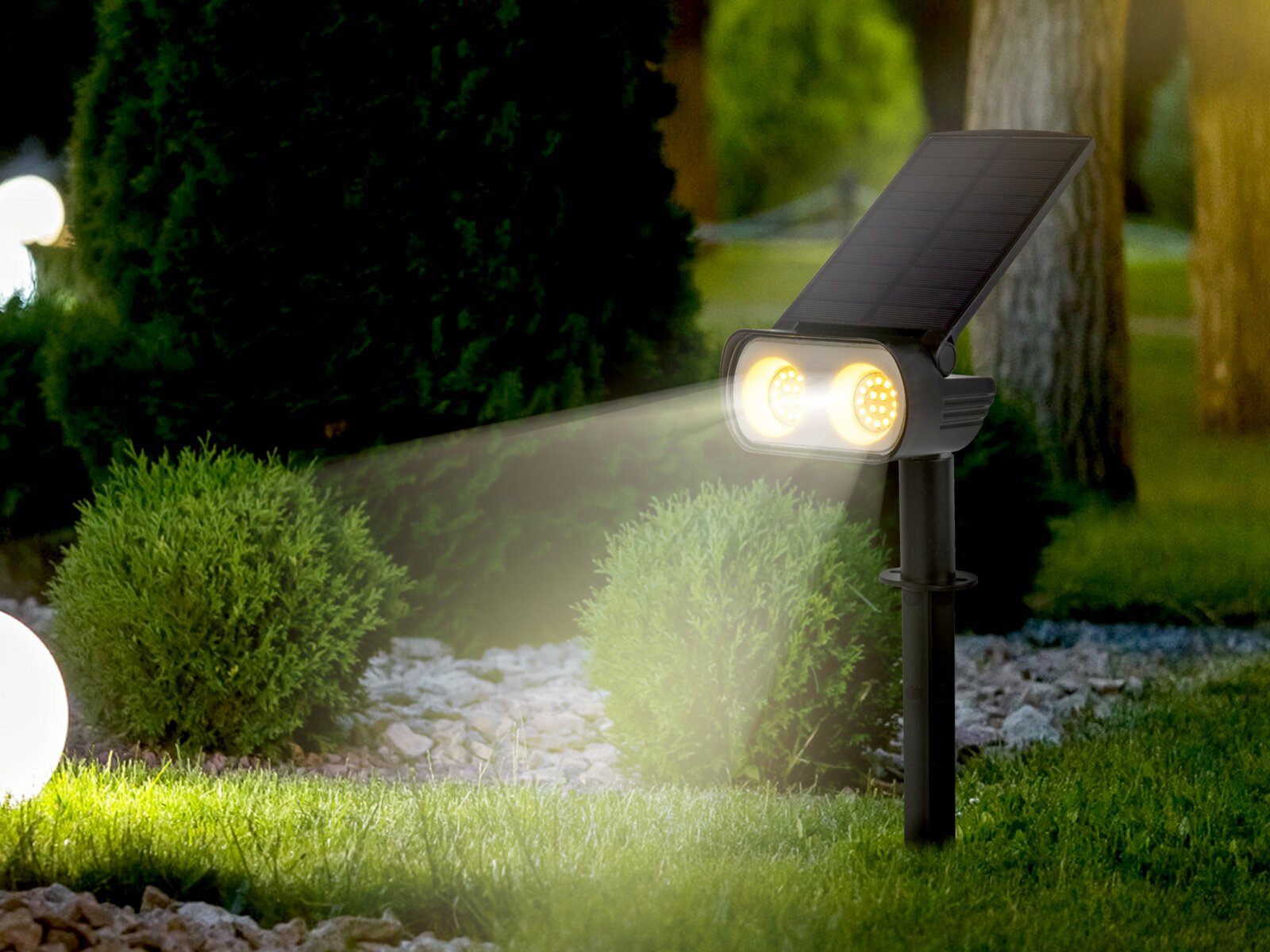 Solarleuchte im Garten bei Nacht, seitliche Perspektive