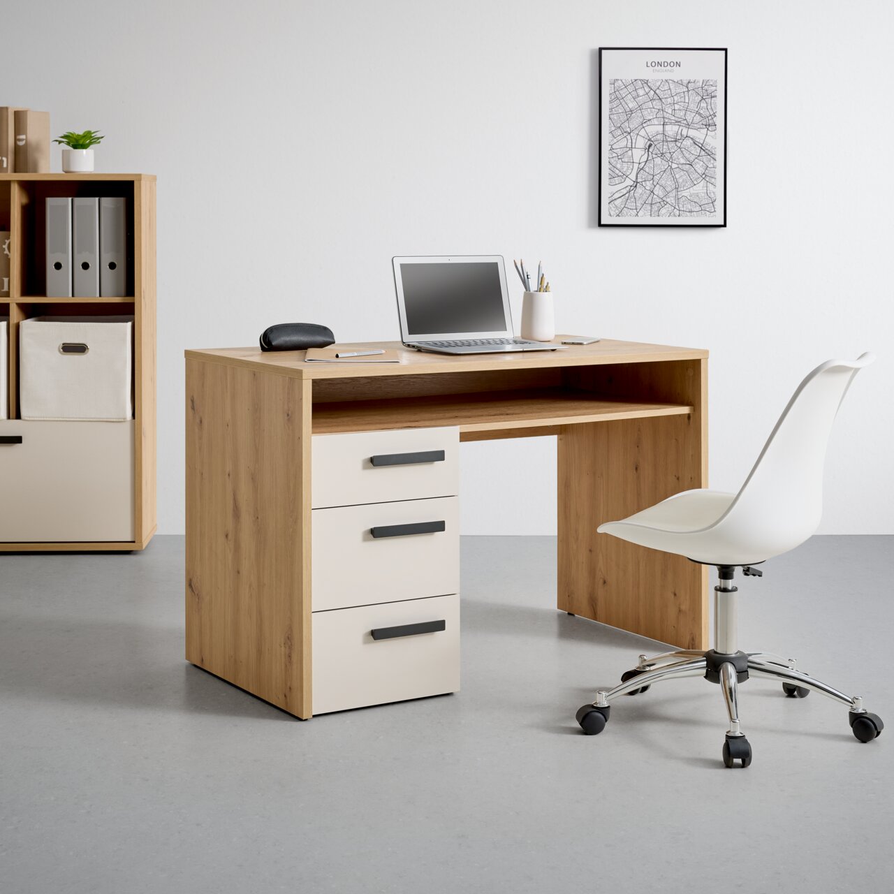 XORA Schreibtisch CASA MIA Moderner Schreibtisch aus Holz mit drei Schubladen, Laptop und Bürostuhl, seitliche Perspektive