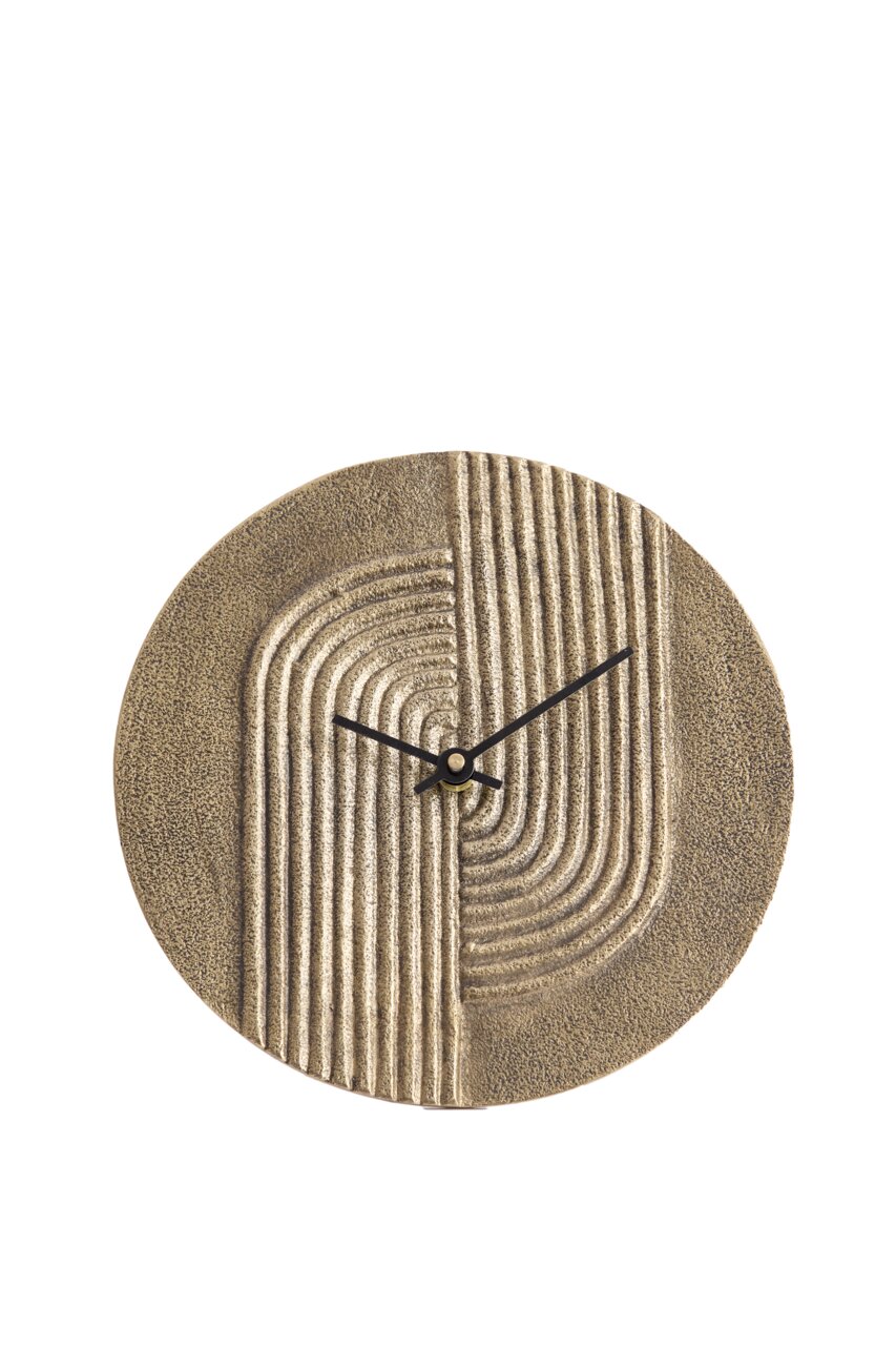 Wanduhr mit strukturiertem, sandfarbenem Zifferblatt und schwarzen Zeigern, Frontalansicht