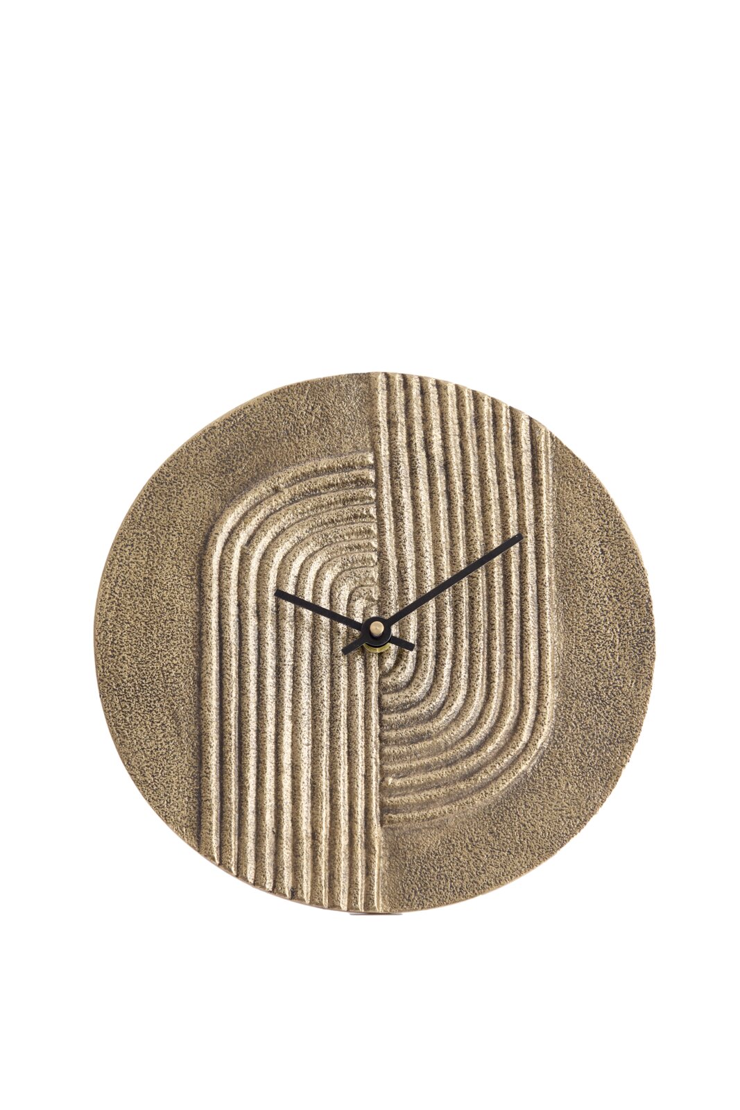 Wandklok met een gestructureerde, zandkleurige wijzerplaat en zwarte wijzers, vooraanzicht
