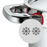 Nahaufnahme eines glänzenden Edelstahlgriffs eines Topfes mit roten Akzenten und einem Symbol für Hitzebeständigkeit.