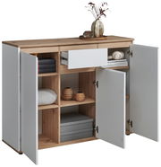 Modernes Sideboard mit offenen und geschlossenen Fächern, aus Holz und weißen Fronten, mit dekorativen Vasen und Pflanzen auf der Oberseite, Perspektive von vorne.