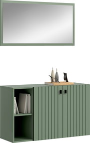 Modernes grünes Sideboard mit geriffelter Front, offenen Regalfächern und schwarzen Griffen, auf der Oberseite dekorative Vasen; Ansicht schräg von vorne