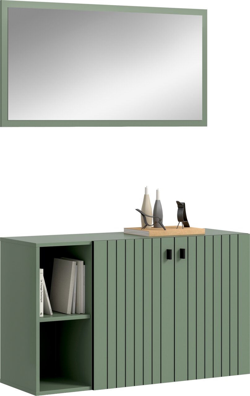 Modernes grünes Sideboard mit geriffelter Front, offenen Regalfächern und schwarzen Griffen, auf der Oberseite dekorative Vasen; Ansicht schräg von vorne