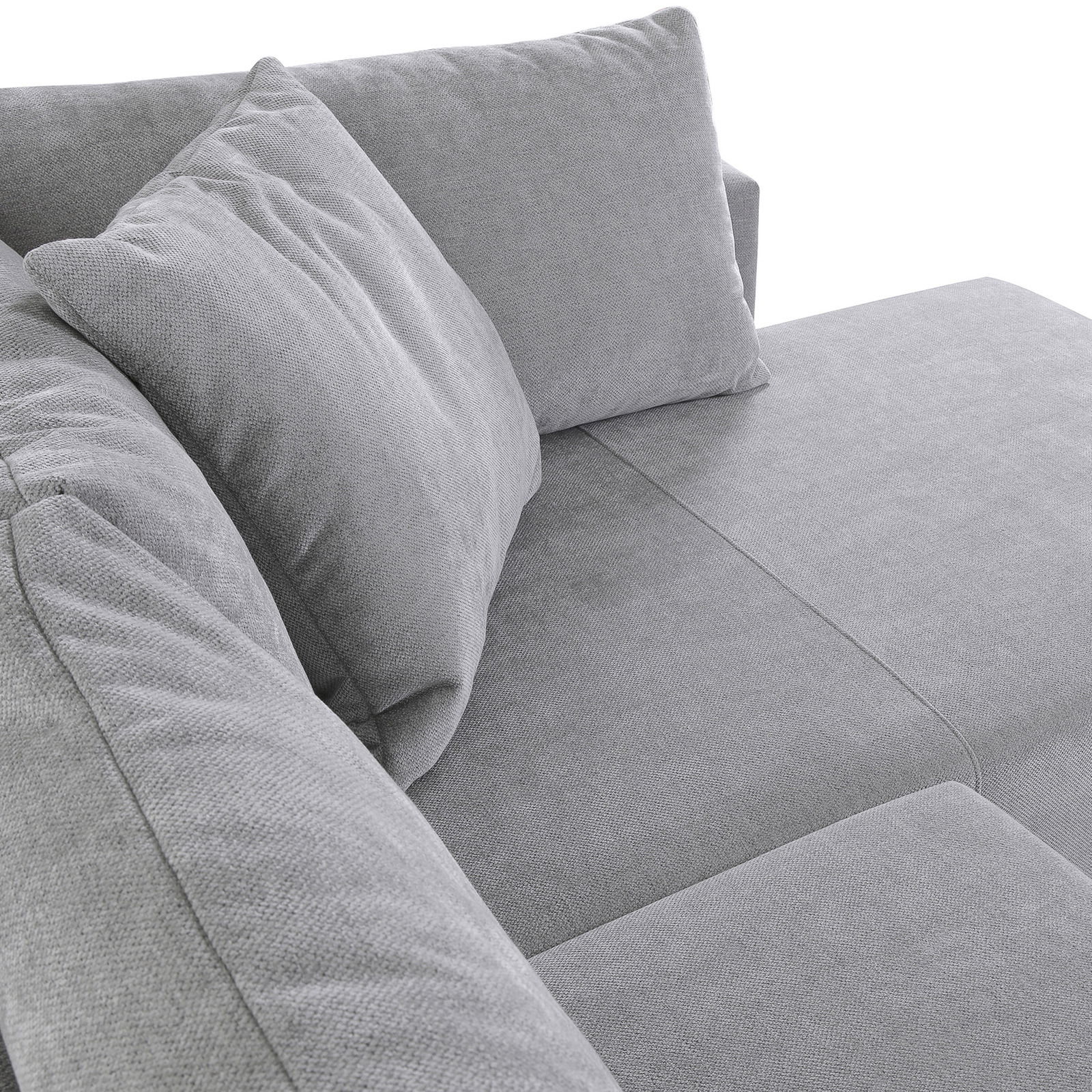 Graues Sofa mit weichen Kissen, Nahaufnahme von schräg oben.