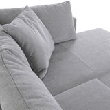 Graues Sofa mit weichen Kissen, Nahaufnahme von schräg oben.