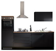 Moderne Küchenzeile in schwarzem Design mit Holzarbeitsplatte, bestehend aus einem Hochschrank mit Backofen, einer Dunstabzugshaube, einem Hängeschrank, einem Kochfeld mit Töpfen und einem Spülbecken mit Armatur. Frontale Ansicht.