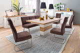Esszimmer mit modernem Highboard, Esstisch und Stühlen in einer hellen, stilvollen Umgebung. Perspektive von der Seite.