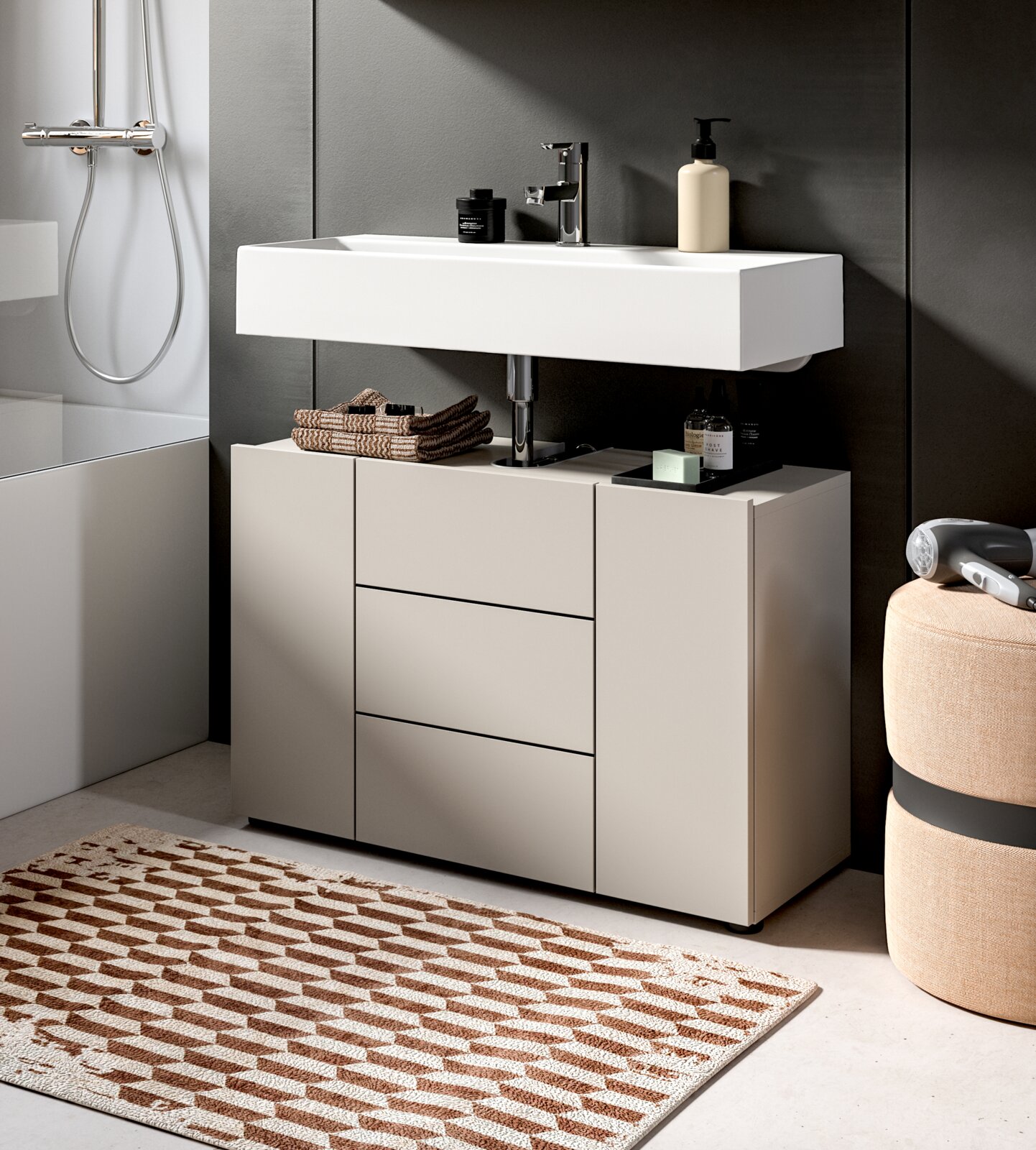 Modernes Badezimmer-Waschtisch-Set mit weißem rechteckigem Aufsatzwaschbecken, Chrom-Armatur und hellem Unterschrank mit Schubladen vor dunkler Wand, Ansicht leicht schräg von vorne.