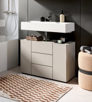 Modernes Badezimmer-Waschtisch-Set mit weißem rechteckigem Aufsatzwaschbecken, Chrom-Armatur und hellem Unterschrank mit Schubladen vor dunkler Wand, Ansicht leicht schräg von vorne.