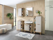 Moderner Midischrank in einem stilvollen Badezimmer, frontal betrachtet, mit Holz- und weißen Elementen, umgeben von weiteren Badmöbeln und Dekorationen.