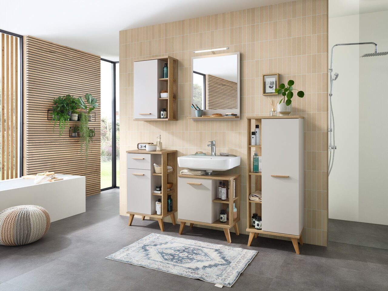 Moderner Midischrank in einem stilvollen Badezimmer, frontal betrachtet, mit Holz- und weißen Elementen, umgeben von weiteren Badmöbeln und Dekorationen.