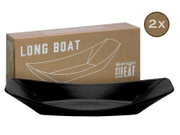 Schwarzer, bootförmiger Servierteller „Long Boat“ von sango STREET mit Verpackung im Hintergrund und 2x-Hinweis, freigestellt auf weißem Hintergrund, Frontansicht leicht von oben
