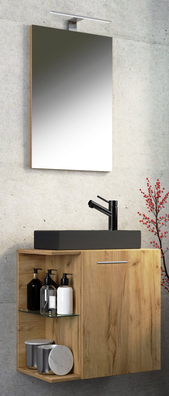 Modernes Badezimmer-Waschtisch-Set in Holzoptik mit schwarzem Aufsatzwaschbecken, schwarzer Armatur und rechteckigem Wandspiegel mit schlanker LED-Aufsatzleuchte; Perspektive: leicht von links oben (schräg von vorn)