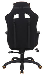 Rückansicht eines schwarzen Gaming-Stuhls mit orangefarbenen Nähten und Rollen.