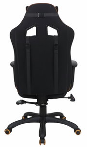 Rückansicht eines schwarzen Gaming-Stuhls mit orangefarbenen Nähten und Rollen.