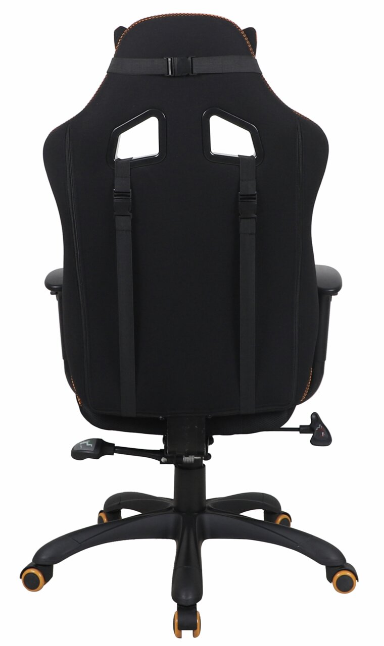 Rückansicht eines schwarzen Gaming-Stuhls mit orangefarbenen Nähten und Rollen.