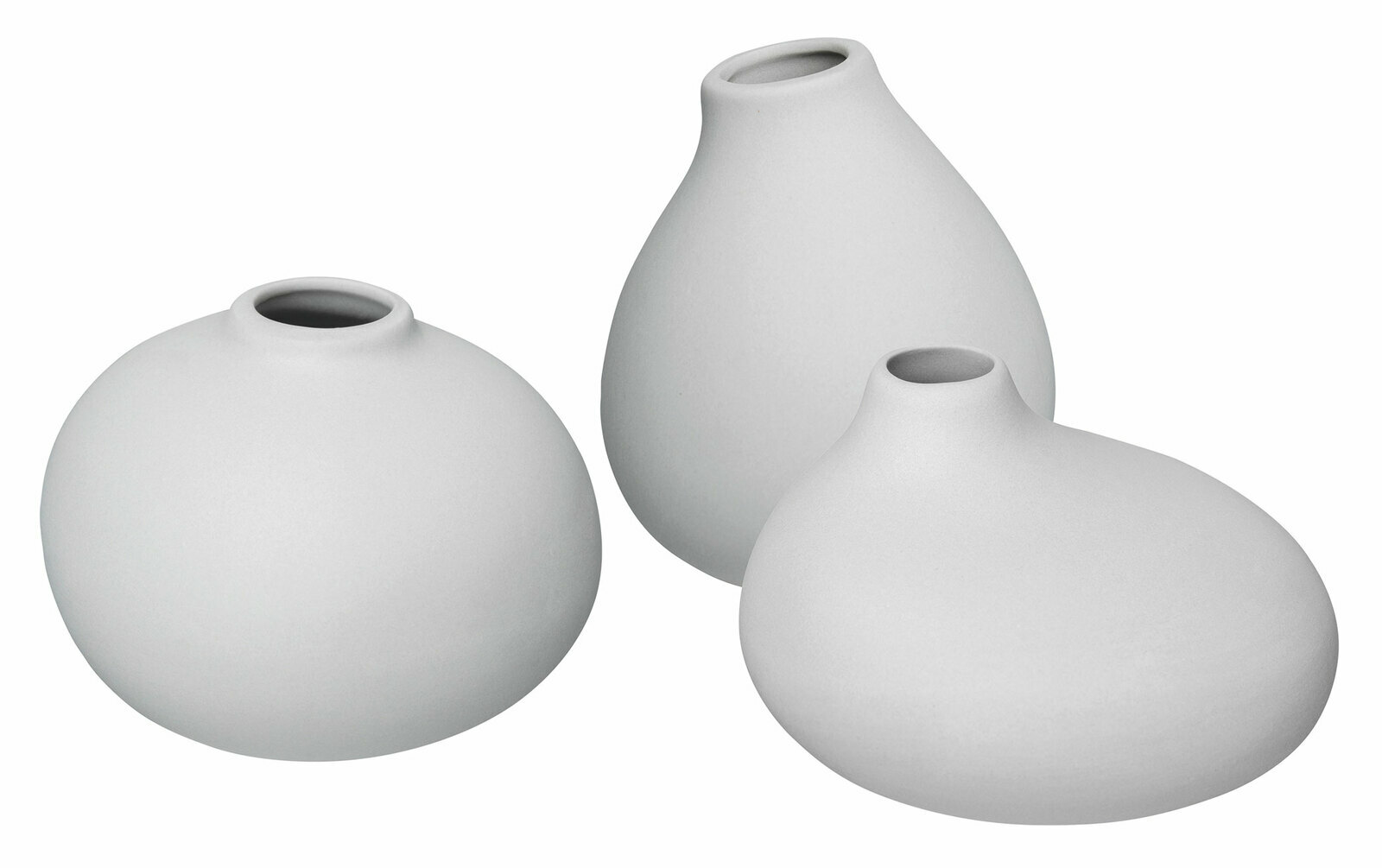 Drei weiße Vasen in verschiedenen Formen, aus einer leicht erhöhten Perspektive fotografiert.