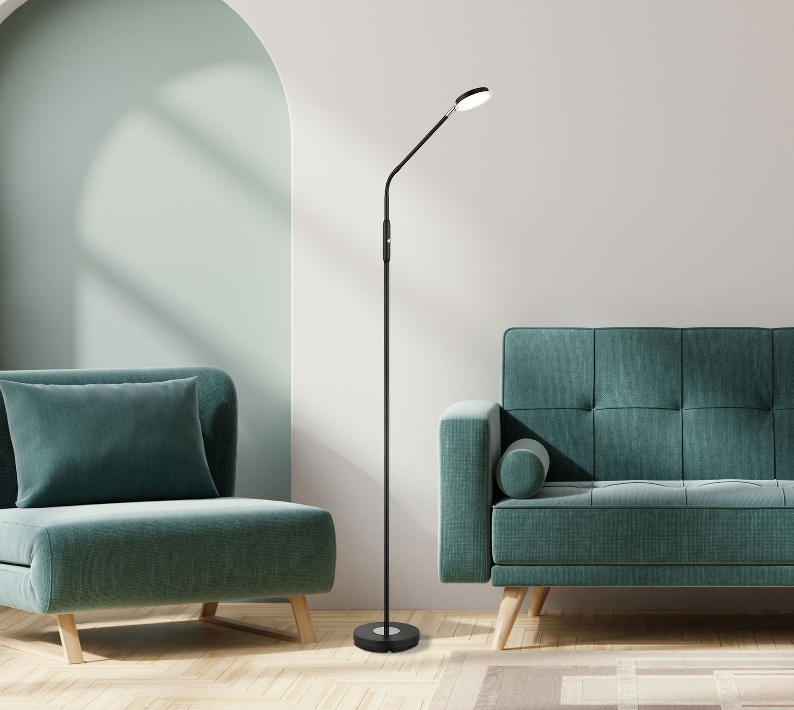 Schlanke LED-Stehleuchte in modernem Wohnzimmer, seitliche Perspektive