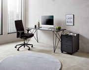 Moderner Schreibtisch mit schwarzem Metallgestell, Computer und Dekorationen, seitliche Perspektive