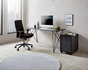 Moderner Schreibtisch mit schwarzem Metallgestell, Computer und Dekorationen, seitliche Perspektive