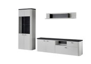 Moderne Wandkombination in Weiß mit schwarzer Marmoroptik, bestehend aus einem hohen Schrank, einem langen Sideboard und einem Wandregal. Frontalansicht.