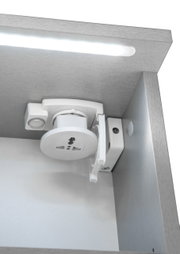 Innenansicht eines Spiegelschranks mit integrierter Steckdose und LED-Beleuchtung von unten betrachtet.