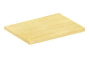 Helles Holzbrett/Regalboden aus Massivholz mit sichtbarer Maserung, freigestellt auf weißem Hintergrund, in schräger Perspektive von oben (3/4-Ansicht)