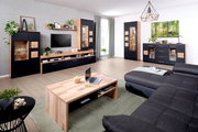 Moderne Wohnzimmereinrichtung mit schwarzem und holzfarbenem Sideboard, Couchtisch und Wohnwand, seitliche Perspektive