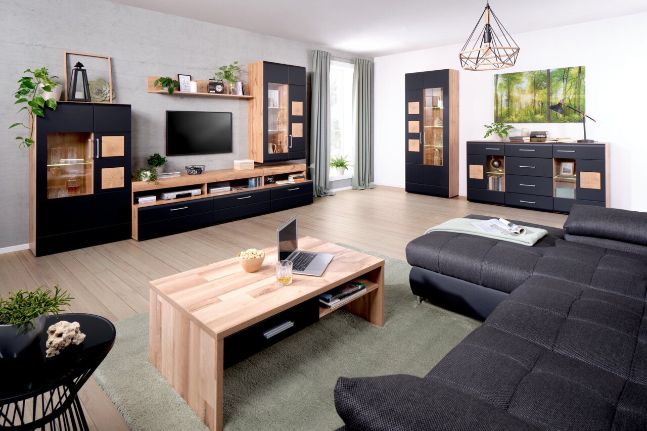 Moderne Wohnzimmereinrichtung mit schwarzem und holzfarbenem Sideboard, Couchtisch und Wohnwand, seitliche Perspektive
