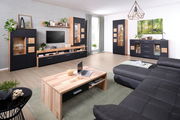 Moderne Wohnzimmereinrichtung mit schwarzem und holzfarbenem Sideboard, Couchtisch und Wohnwand, seitliche Perspektive