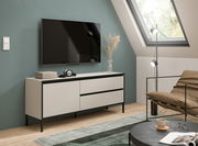 Modernes Lowboard in einem stilvollen Wohnzimmer, seitliche Perspektive, mit einem Fernseher an der Wand darüber und Dekorationen auf der Oberfläche.