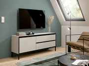Modernes Lowboard in einem stilvollen Wohnzimmer, seitliche Perspektive, mit einem Fernseher an der Wand darüber und Dekorationen auf der Oberfläche.