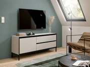 Modernes Lowboard in einem stilvollen Wohnzimmer, seitliche Perspektive, mit einem Fernseher an der Wand darüber und Dekorationen auf der Oberfläche.
