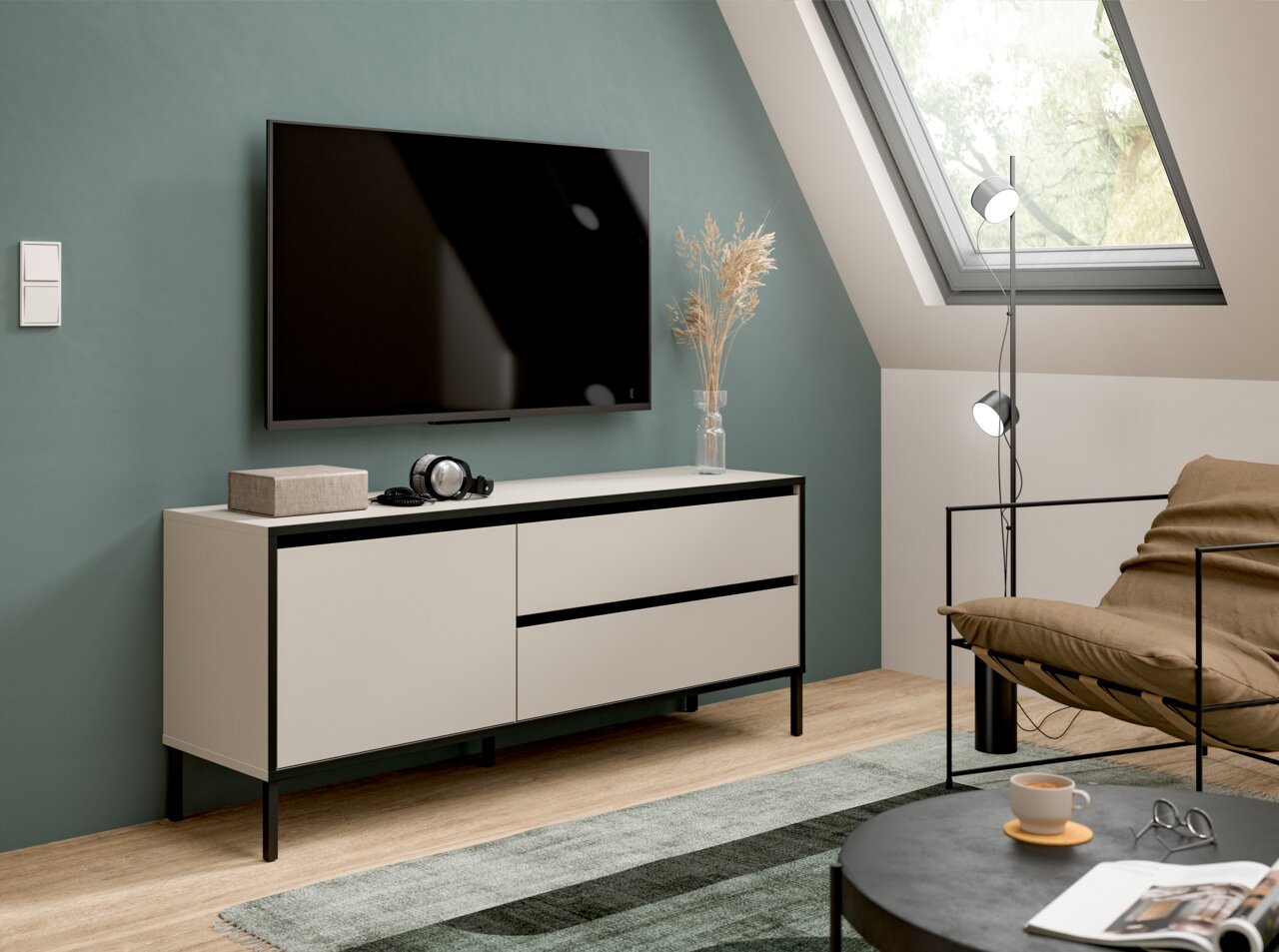 Modernes Lowboard in einem stilvollen Wohnzimmer, seitliche Perspektive, mit einem Fernseher an der Wand darüber und Dekorationen auf der Oberfläche.