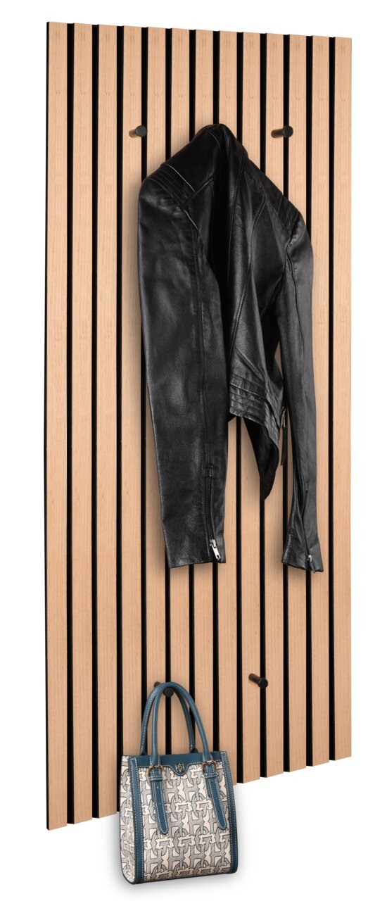 Wandgarderobe XORA GRACE aus Holz mit vertikalen Streifen, frontal abgebildet, mit schwarzer Lederjacke und gemusterter Handtasche.