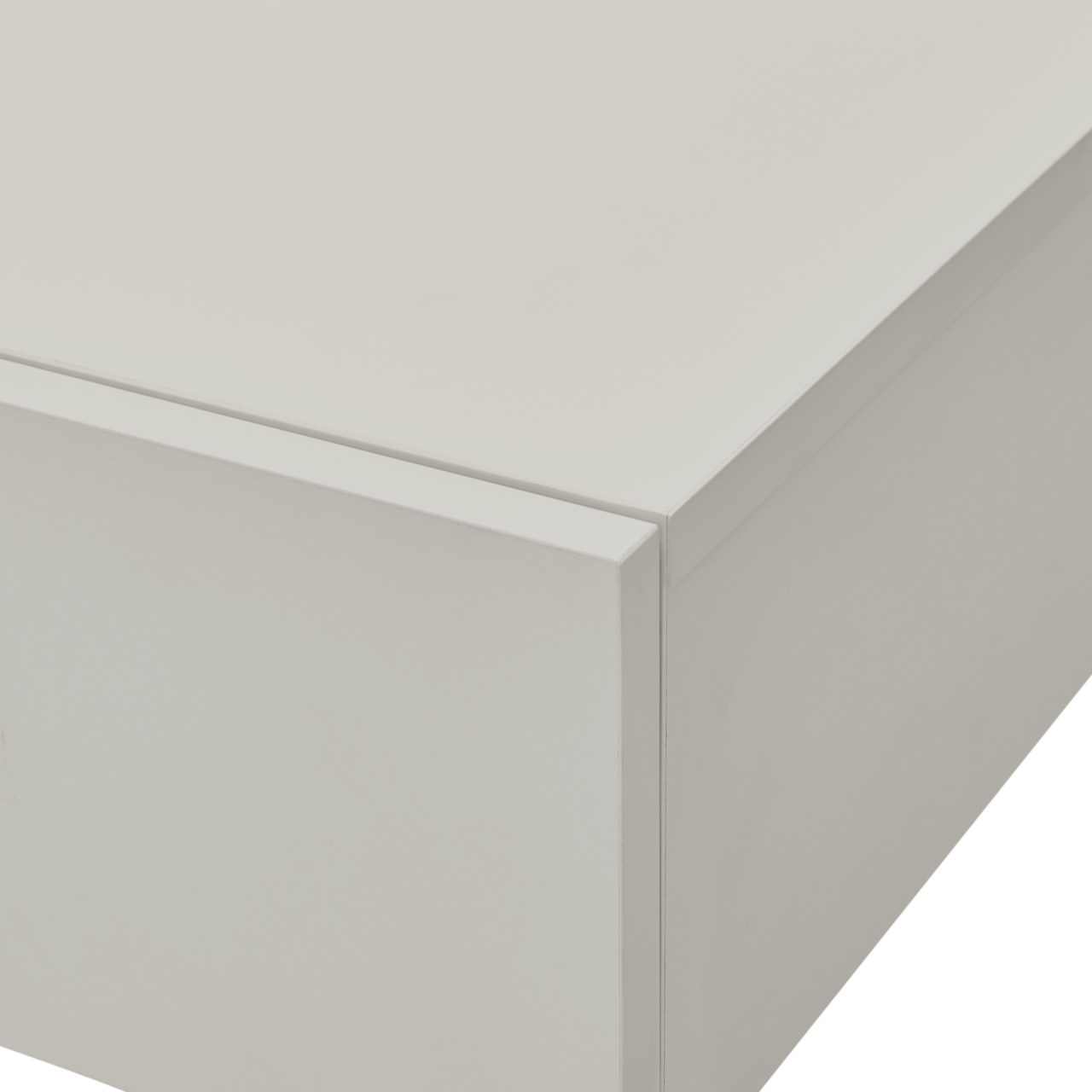 Nahaufnahme einer weißen Wandkonsole mit klaren Linien und glatter Oberfläche, perspektivisch von oben rechts fotografiert.